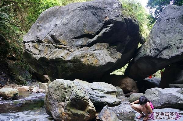宜蘭縣礁溪鄉五峰旗瀑布＋抺茶山》爬山戲水烤肉好去處，瀑布步道輕鬆好走適合親子踏青！攻頂有著抺茶景色的一日郊山！