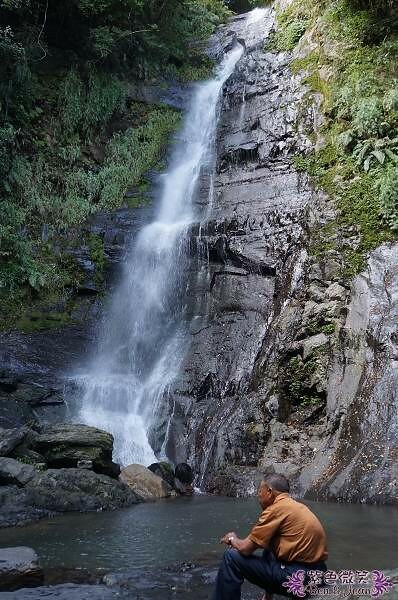 宜蘭縣礁溪鄉五峰旗瀑布＋抺茶山》爬山戲水烤肉好去處，瀑布步道輕鬆好走適合親子踏青！攻頂有著抺茶景色的一日郊山！