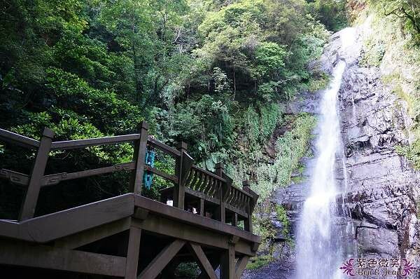 宜蘭縣礁溪鄉五峰旗瀑布＋抺茶山》爬山戲水烤肉好去處，瀑布步道輕鬆好走適合親子踏青！攻頂有著抺茶景色的一日郊山！