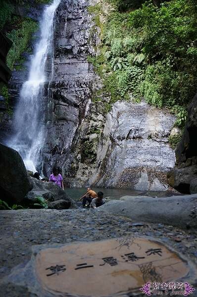 宜蘭縣礁溪鄉五峰旗瀑布＋抺茶山》爬山戲水烤肉好去處，瀑布步道輕鬆好走適合親子踏青！攻頂有著抺茶景色的一日郊山！
