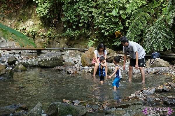 宜蘭縣礁溪鄉五峰旗瀑布＋抺茶山》爬山戲水烤肉好去處，瀑布步道輕鬆好走適合親子踏青！攻頂有著抺茶景色的一日郊山！