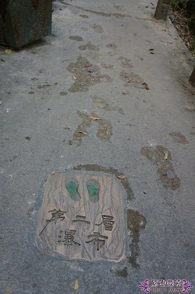 宜蘭縣礁溪鄉五峰旗瀑布＋抺茶山》爬山戲水烤肉好去處，瀑布步道輕鬆好走適合親子踏青！攻頂有著抺茶景色的一日郊山！