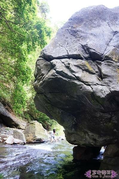 宜蘭縣礁溪鄉五峰旗瀑布＋抺茶山》爬山戲水烤肉好去處，瀑布步道輕鬆好走適合親子踏青！攻頂有著抺茶景色的一日郊山！