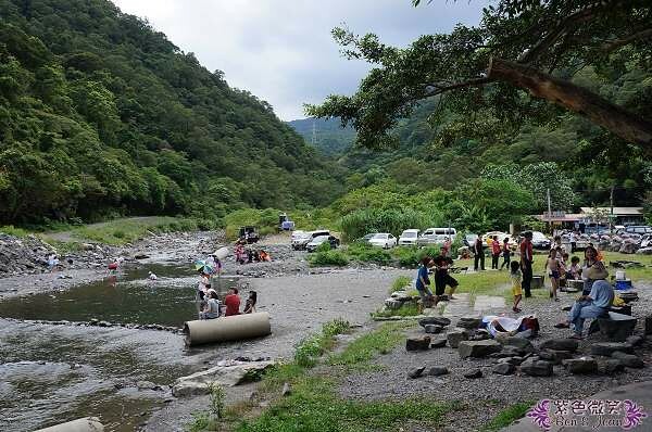 宜蘭縣礁溪鄉五峰旗瀑布＋抺茶山》爬山戲水烤肉好去處，瀑布步道輕鬆好走適合親子踏青！攻頂有著抺茶景色的一日郊山！