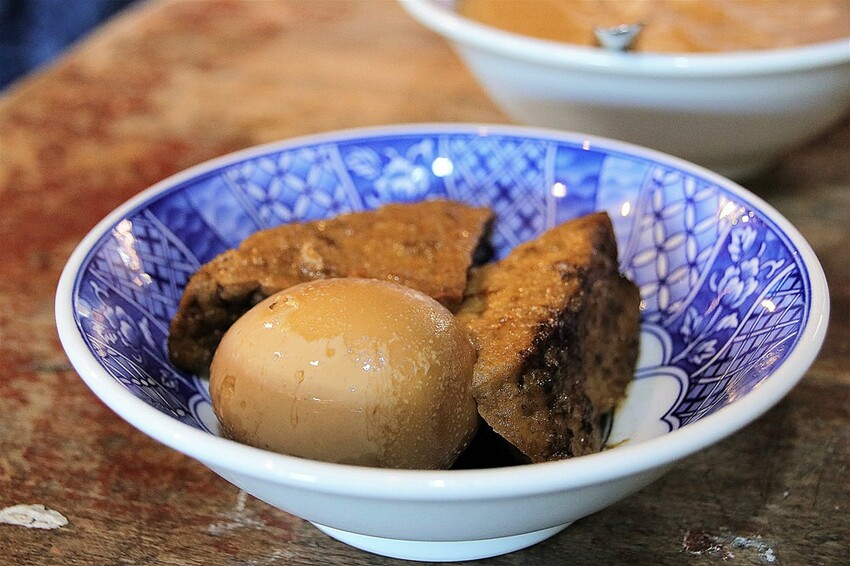 彰化縣和美鎮【彰化景點】隱藏版藍晒圖~伯公廟口麵線糊│復古的擺設和場景│讓人回到童年玩味的年代