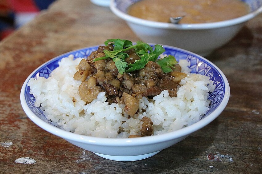 彰化縣和美鎮【彰化景點】隱藏版藍晒圖~伯公廟口麵線糊│復古的擺設和場景│讓人回到童年玩味的年代