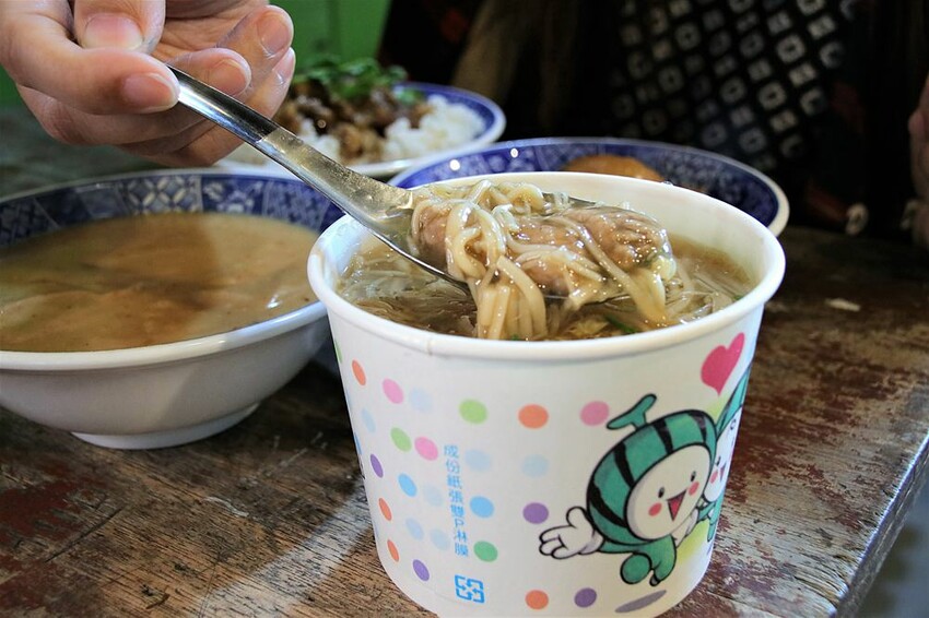 彰化縣和美鎮【彰化景點】隱藏版藍晒圖~伯公廟口麵線糊│復古的擺設和場景│讓人回到童年玩味的年代