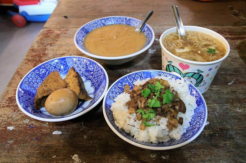 彰化縣和美鎮【彰化景點】隱藏版藍晒圖~伯公廟口麵線糊│復古的擺設和場景│讓人回到童年玩味的年代