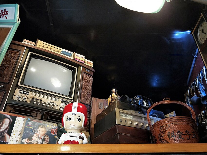 彰化縣和美鎮【彰化景點】隱藏版藍晒圖~伯公廟口麵線糊│復古的擺設和場景│讓人回到童年玩味的年代