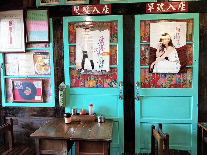 彰化縣和美鎮【彰化景點】隱藏版藍晒圖~伯公廟口麵線糊│復古的擺設和場景│讓人回到童年玩味的年代