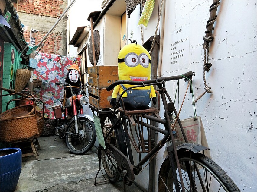 彰化縣和美鎮【彰化景點】隱藏版藍晒圖~伯公廟口麵線糊│復古的擺設和場景│讓人回到童年玩味的年代