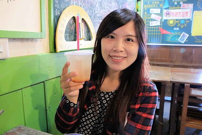 彰化縣和美鎮【彰化景點】隱藏版藍晒圖~伯公廟口麵線糊│復古的擺設和場景│讓人回到童年玩味的年代