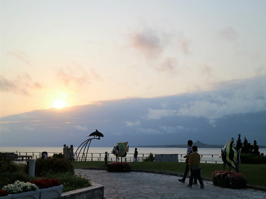 日本海洋博公園-沖繩美麗海水族館(美ら海水族館):必訪黑潮之海大水槽/巨大鯨鯊在你眼前悠游.超壯觀