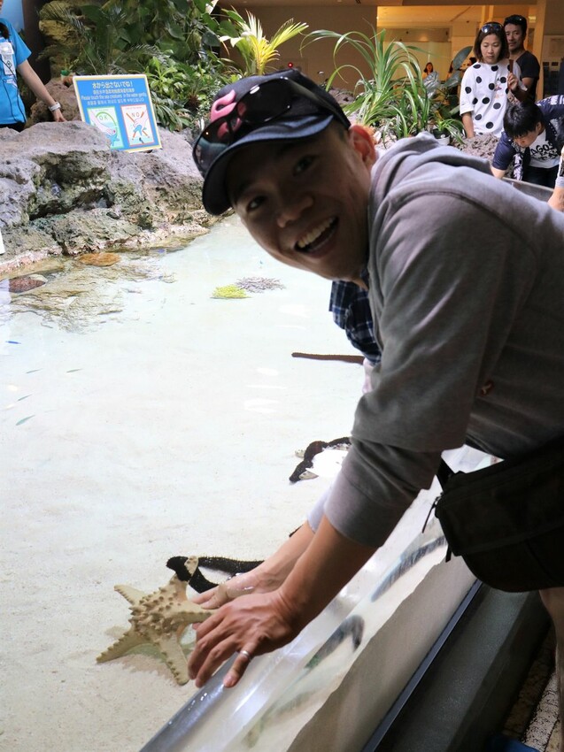 日本海洋博公園-沖繩美麗海水族館(美ら海水族館):必訪黑潮之海大水槽/巨大鯨鯊在你眼前悠游.超壯觀