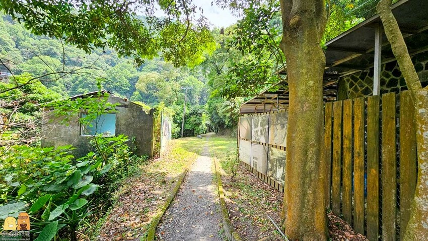 台北市北投區陽明山藍寶石湧泉秘境開箱，神秘的藍寶石泉水除了看還能直接喝!? 如何前往秘境?快看文章介紹吧!