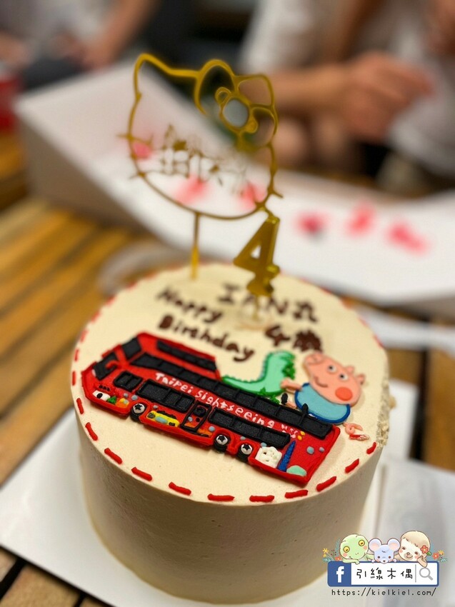 苗栗縣頭份市【苗栗美食】咔歐里甜室-客製化蛋糕也太美，少年的夢與佩佩豬一起搭乘雙層巴士飛翔吧！