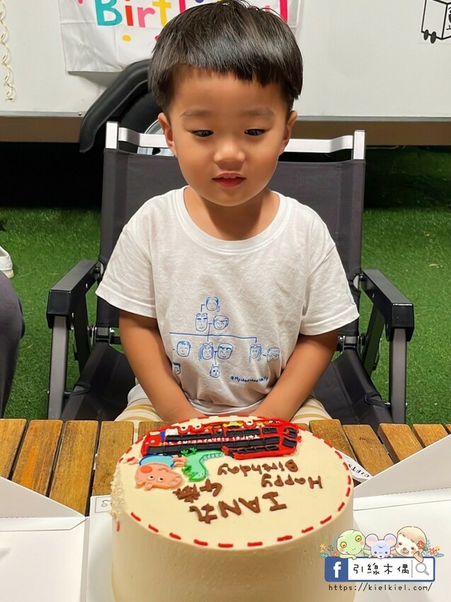 苗栗縣頭份市【苗栗美食】咔歐里甜室-客製化蛋糕也太美，少年的夢與佩佩豬一起搭乘雙層巴士飛翔吧！