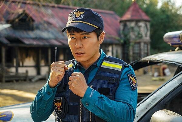 4-找死凶宅_新聞稿照07_《哈囉掰掰,我是鬼媽媽》李奎炯在本作中是演一名警察