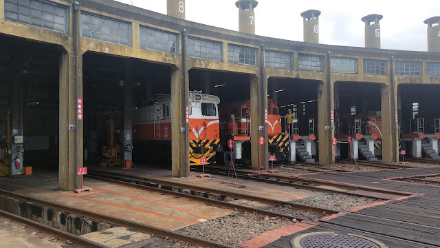 扇形車庫 - 莒光號火車頭