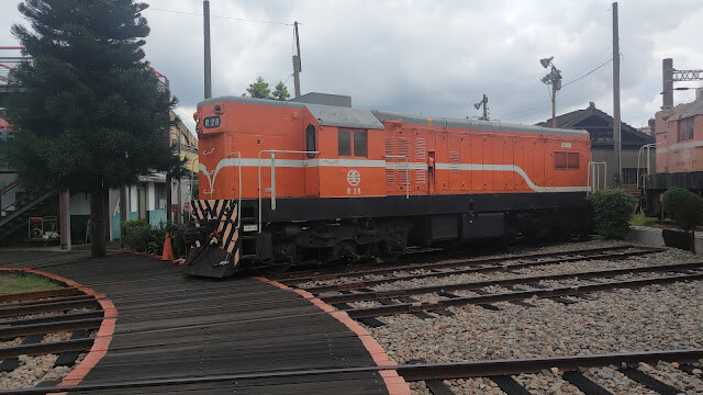 扇形車庫 - 調車轉盤、莒光號火車頭