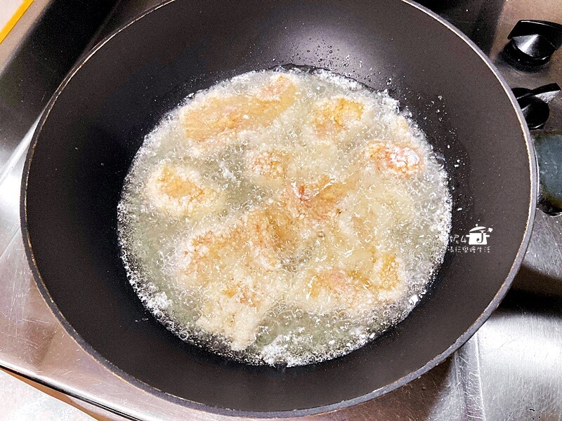 烹飪筆記│香蒜雞塊酥和炸香菇，用雞胸肉炸雞塊多汁多嫩特別好吃
