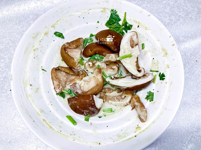 烹飪筆記│香蒜雞塊酥和炸香菇，用雞胸肉炸雞塊多汁多嫩特別好吃