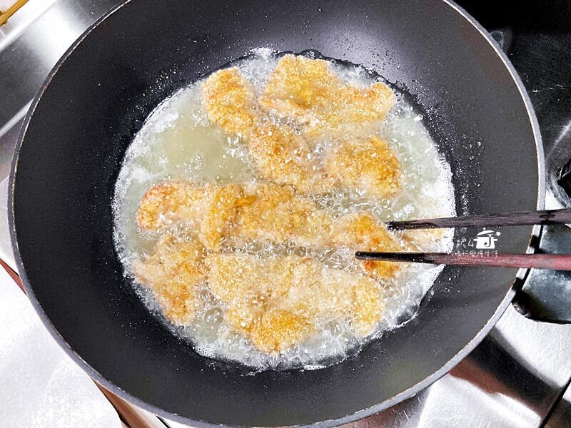 烹飪筆記│香蒜雞塊酥和炸香菇，用雞胸肉炸雞塊多汁多嫩特別好吃