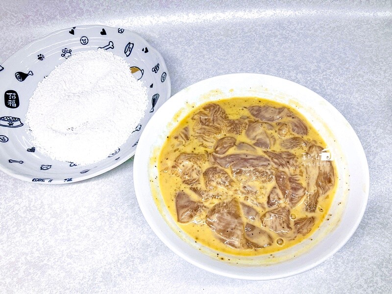 烹飪筆記│香蒜雞塊酥和炸香菇，用雞胸肉炸雞塊多汁多嫩特別好吃