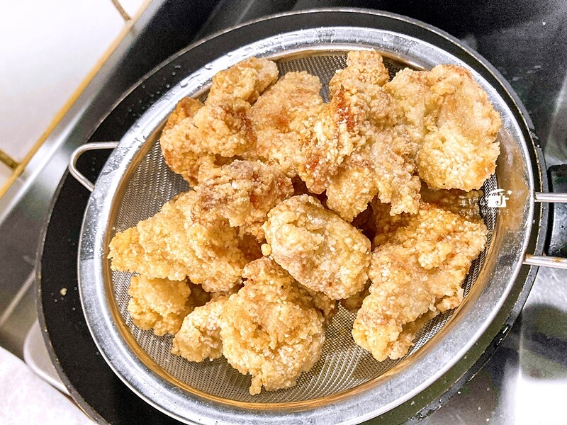 烹飪筆記│香蒜雞塊酥和炸香菇，用雞胸肉炸雞塊多汁多嫩特別好吃