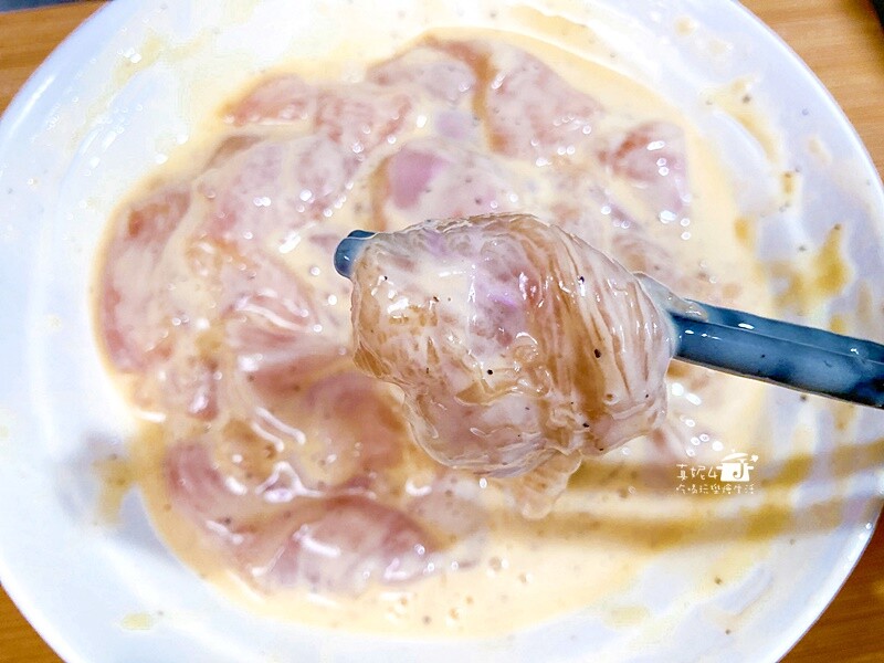 烹飪筆記│香蒜雞塊酥和炸香菇，用雞胸肉炸雞塊多汁多嫩特別好吃