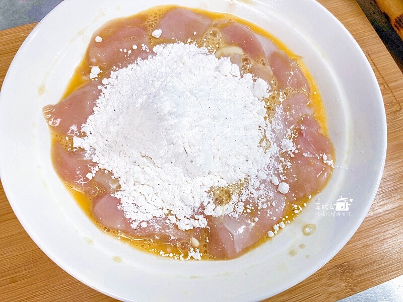 烹飪筆記│香蒜雞塊酥和炸香菇，用雞胸肉炸雞塊多汁多嫩特別好吃