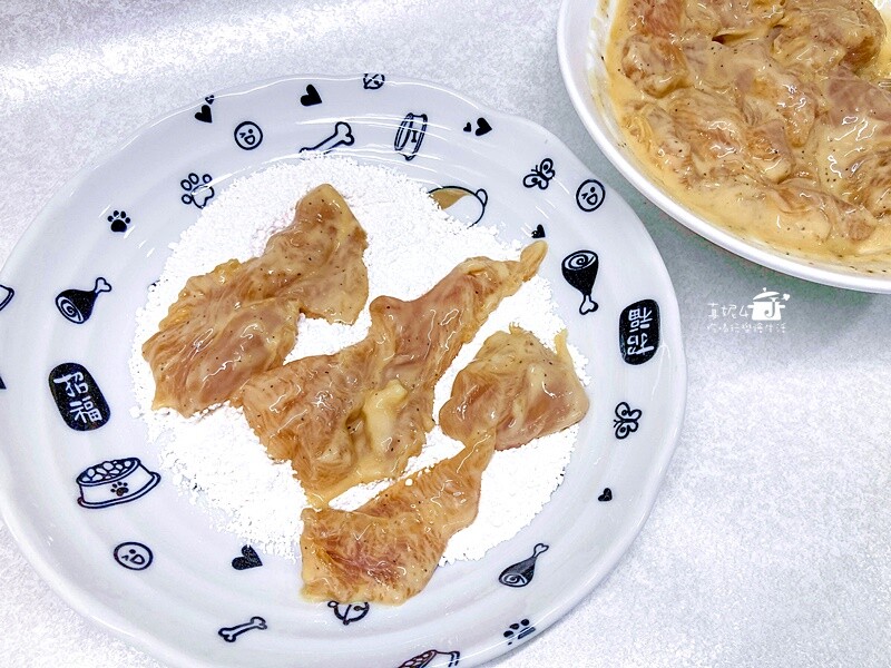 烹飪筆記│香蒜雞塊酥和炸香菇，用雞胸肉炸雞塊多汁多嫩特別好吃
