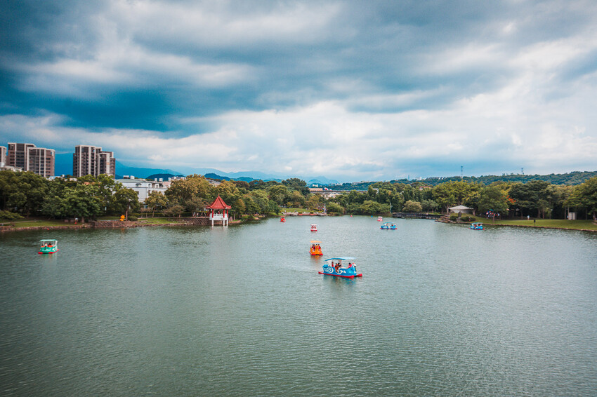 桃園市龍潭區桃園龍潭大池戲水區｜免錢玩水玩到爽！超大龍頭溜滑梯戲水池