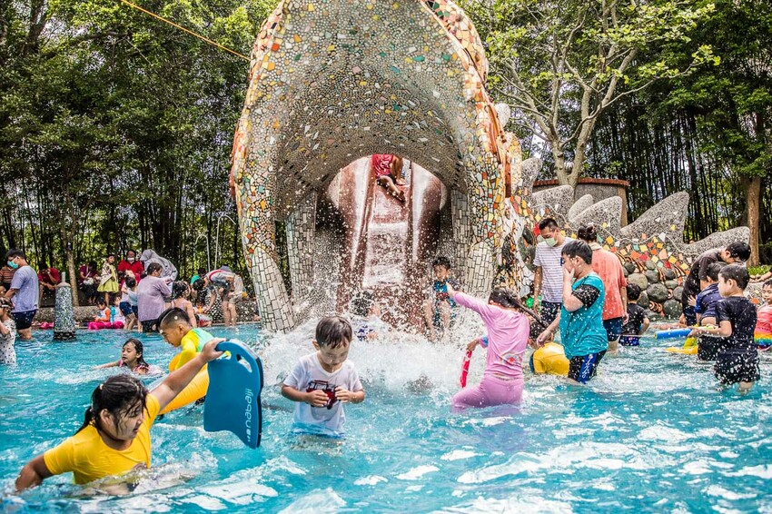 桃園市龍潭區桃園龍潭大池戲水區｜免錢玩水玩到爽！超大龍頭溜滑梯戲水池