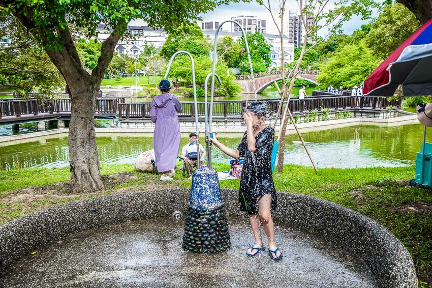 桃園市龍潭區桃園龍潭大池戲水區｜免錢玩水玩到爽！超大龍頭溜滑梯戲水池