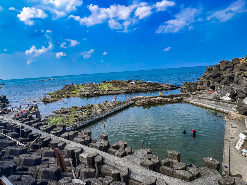 基隆市安樂區外木山海興游泳池|湛藍海水清澈見底!不用錢免費玩天然海水游泳池