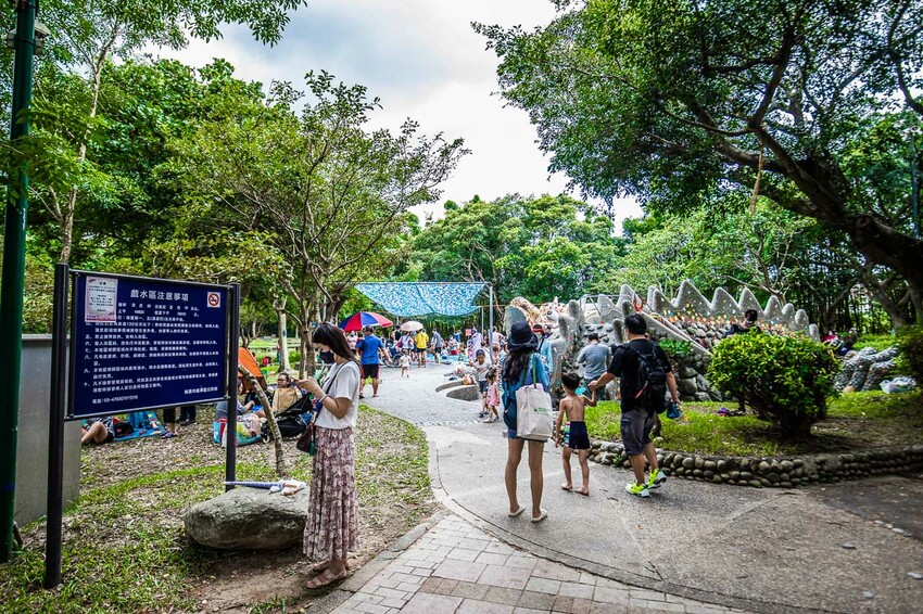 桃園市龍潭區桃園龍潭大池戲水區｜免錢玩水玩到爽！超大龍頭溜滑梯戲水池