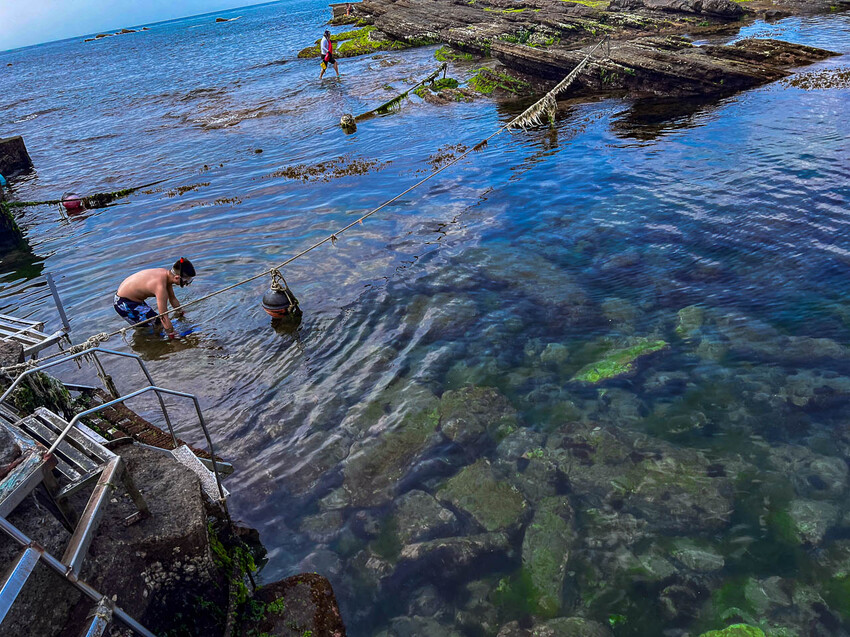 基隆市安樂區外木山海興游泳池|湛藍海水清澈見底!不用錢免費玩天然海水游泳池