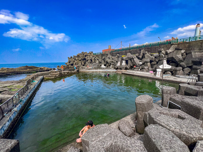 基隆市安樂區外木山海興游泳池|湛藍海水清澈見底!不用錢免費玩天然海水游泳池