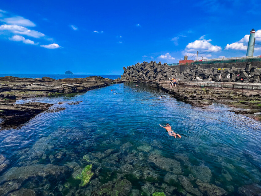 基隆市安樂區外木山海興游泳池|湛藍海水清澈見底!不用錢免費玩天然海水游泳池