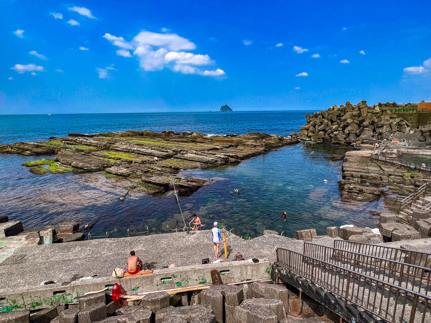 基隆市安樂區外木山海興游泳池|湛藍海水清澈見底!不用錢免費玩天然海水游泳池
