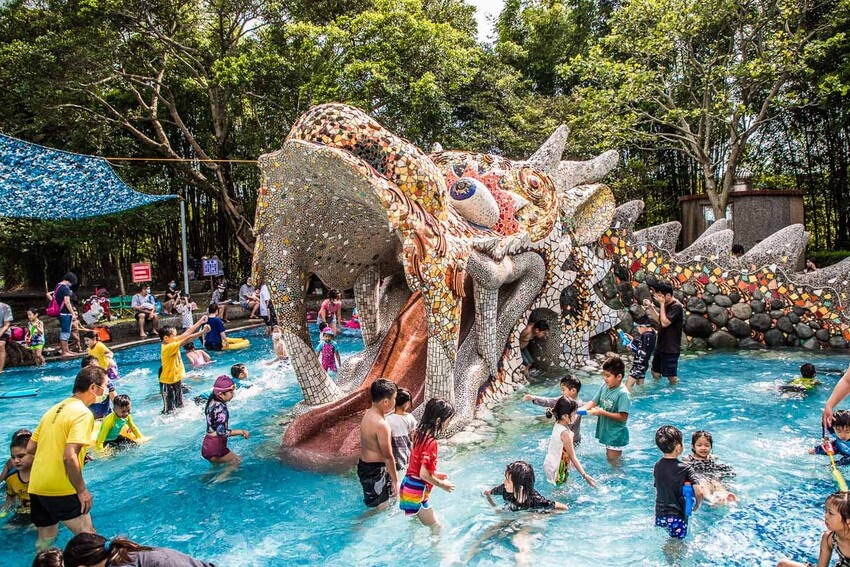 桃園市龍潭區桃園龍潭大池戲水區｜免錢玩水玩到爽！超大龍頭溜滑梯戲水池