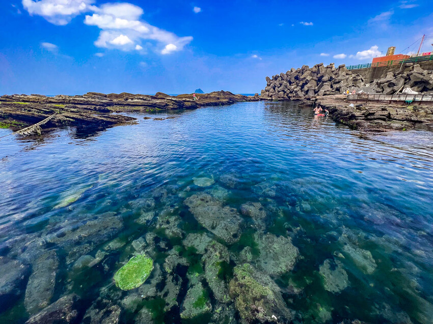 基隆市安樂區外木山海興游泳池|湛藍海水清澈見底!不用錢免費玩天然海水游泳池