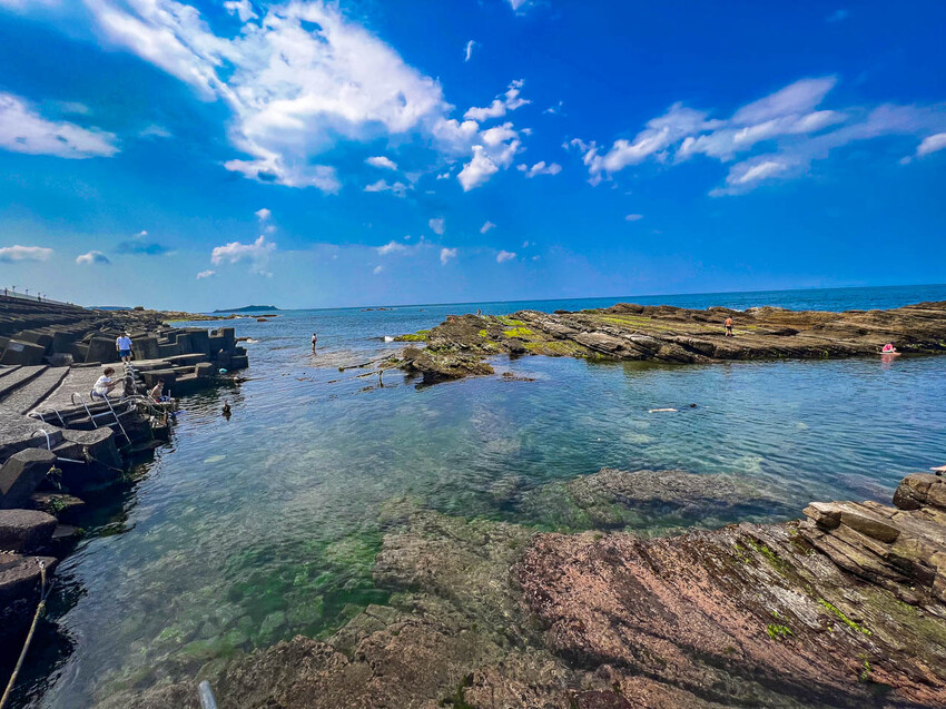 基隆市安樂區外木山海興游泳池|湛藍海水清澈見底!不用錢免費玩天然海水游泳池