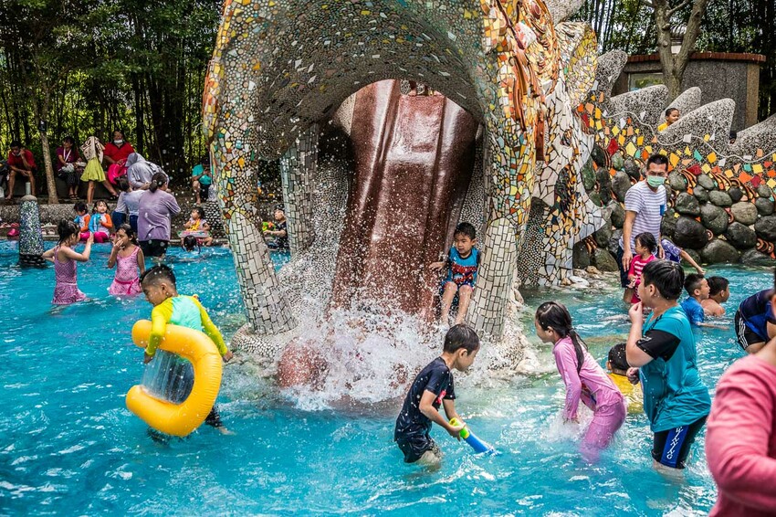 桃園市龍潭區桃園龍潭大池戲水區｜免錢玩水玩到爽！超大龍頭溜滑梯戲水池