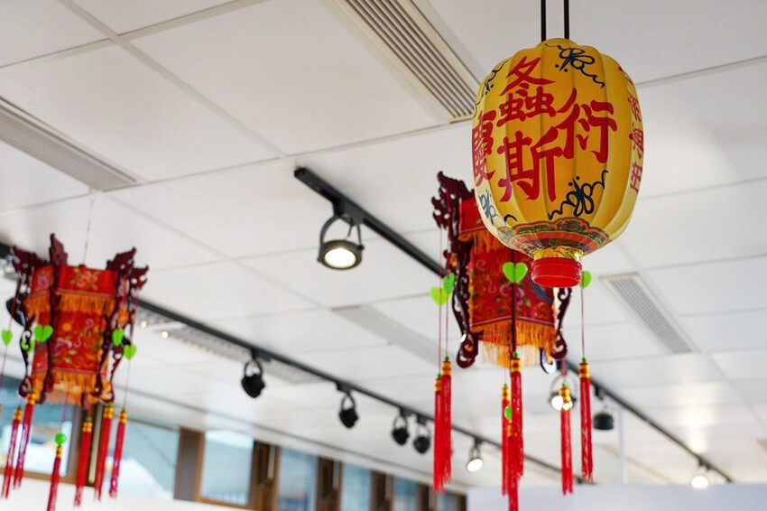 免費景點！女神幫幫忙特展！放大版抓周好可愛，週末有市集與DIY活動～有機會把掃拖機器人帶回家