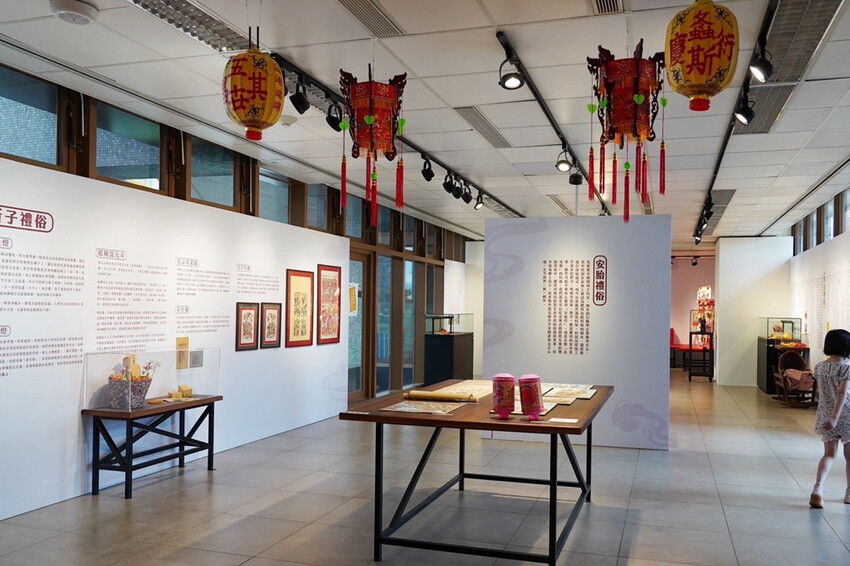 免費景點！女神幫幫忙特展！放大版抓周好可愛，週末有市集與DIY活動～有機會把掃拖機器人帶回家