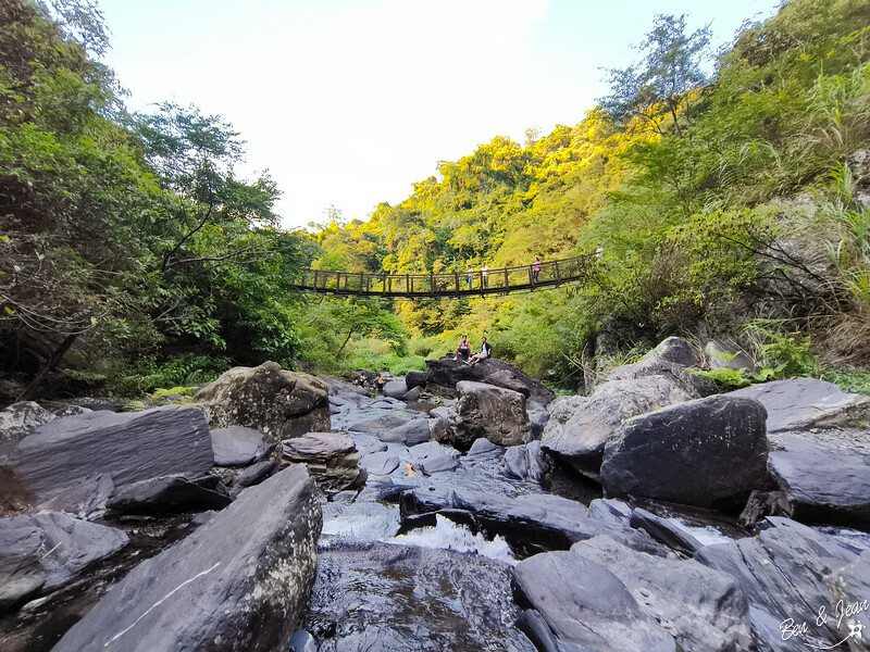 宜蘭縣冬山鄉新寮瀑布》漫步輕鬆好走森林步道  探訪雙層沁涼瀑布  宜蘭冬山免費景點