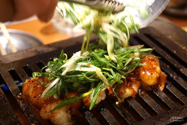 日本東京必吃燒肉》大阪烤肉 / 荷爾蒙 二子 新橋本館，ホルモンふたご人氣名品黑毛牛助肉經典好吃