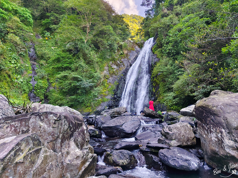 宜蘭縣冬山鄉新寮瀑布》漫步輕鬆好走森林步道  探訪雙層沁涼瀑布  宜蘭冬山免費景點